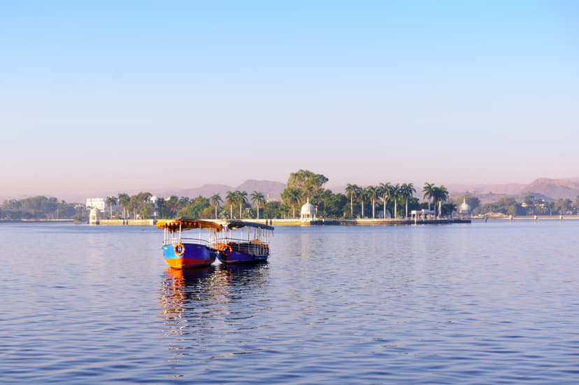 Enjoy Boating At Fateh Sagar Lake In Udaipur
