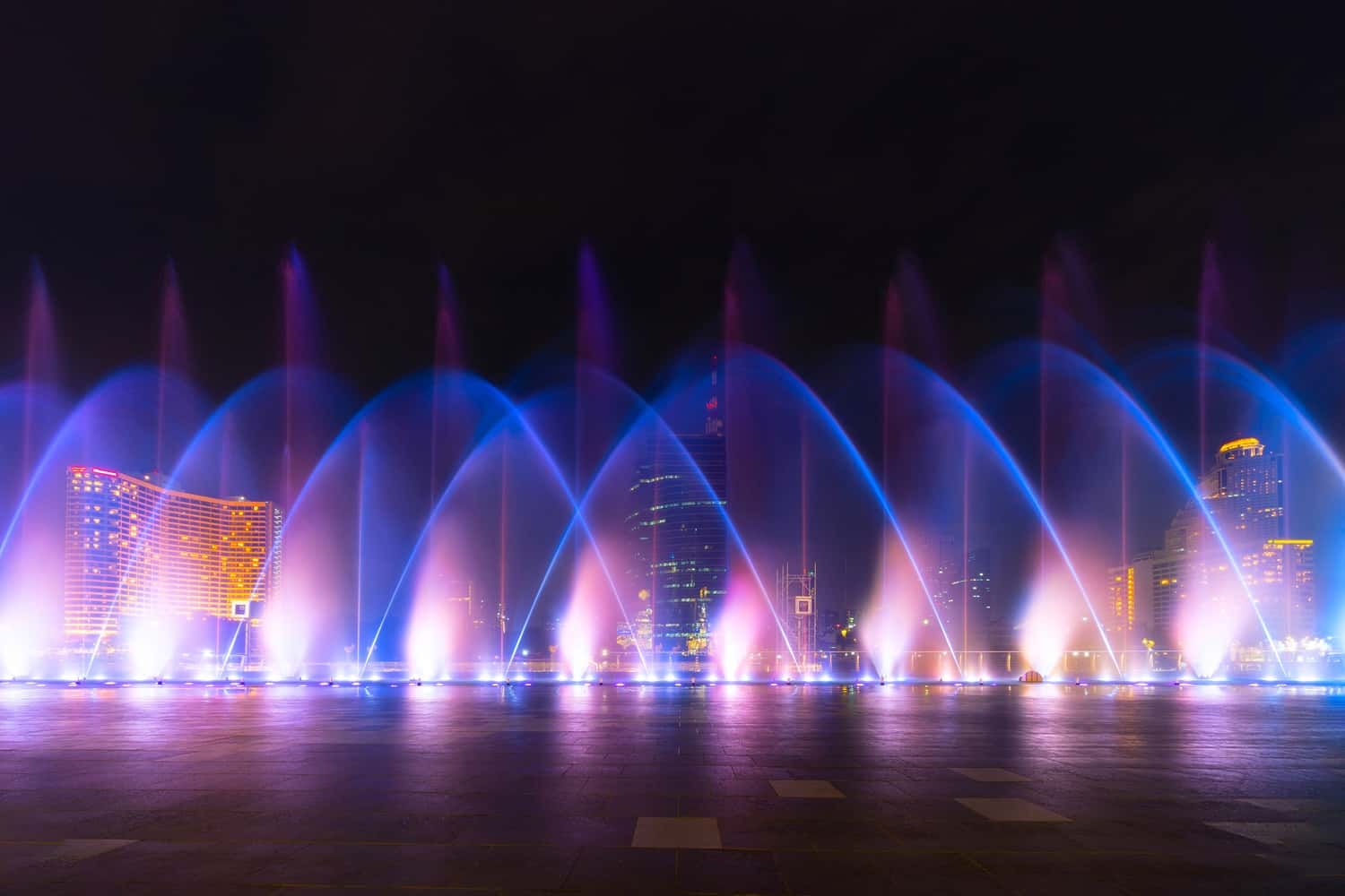 Soak in the beauty of the Bellagio fountains in America & Canada Summer 2026 Tours